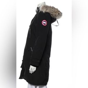 Lightly used Canada goose jacket! Size small.